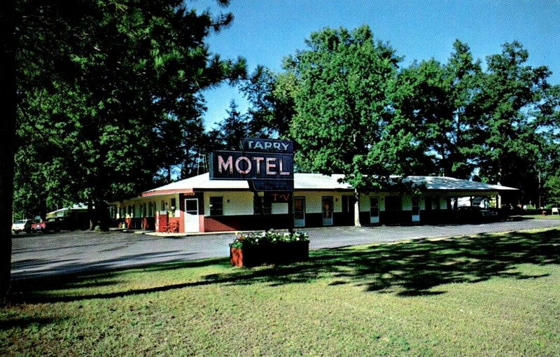 Outdoor Inn (Tarry Motel) - Old Postcard (newer photo)